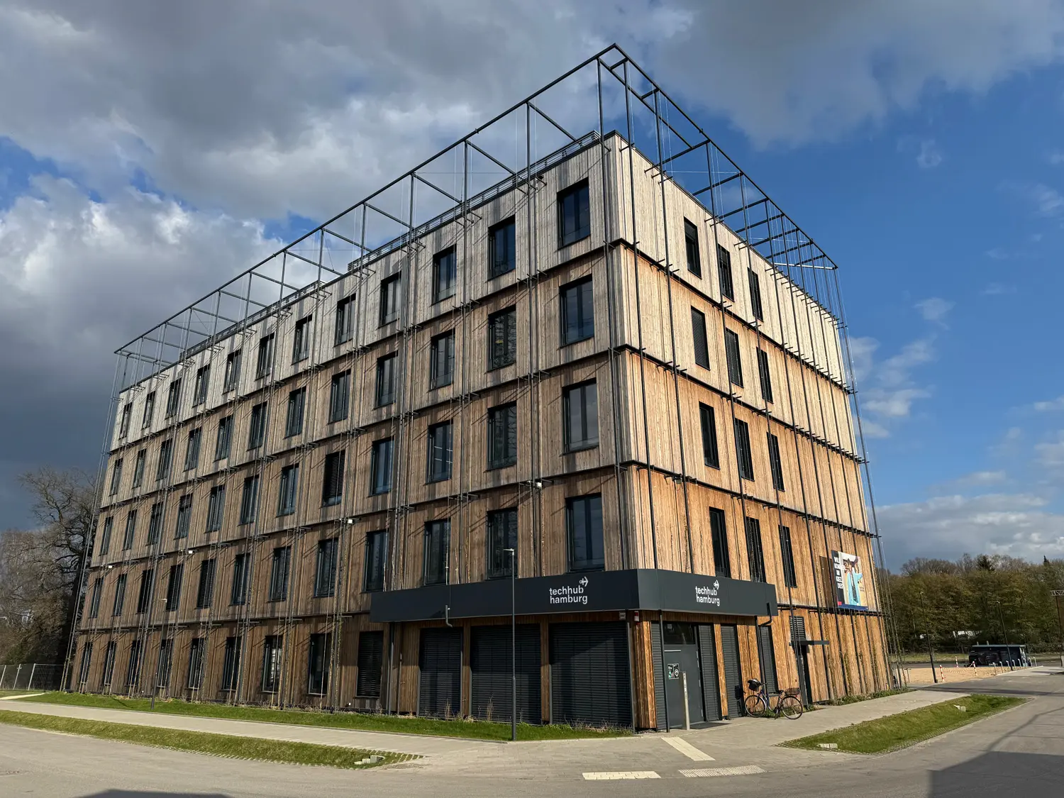 Ein modernes Gebäude mit Holzfassade