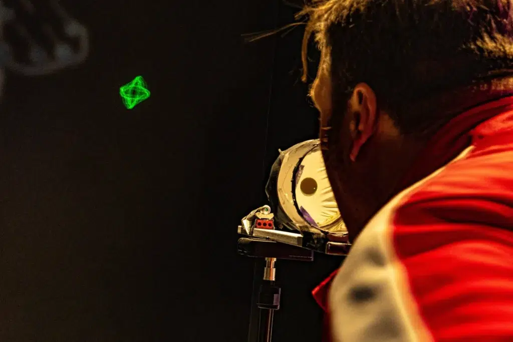 Example of an interactive experiment in which sound waves are transmitted via a microphone and visualized live as a three-dimensional object on a screen.