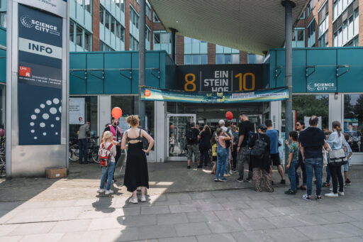 Besucher beim Science City Day am 1.6.2024.