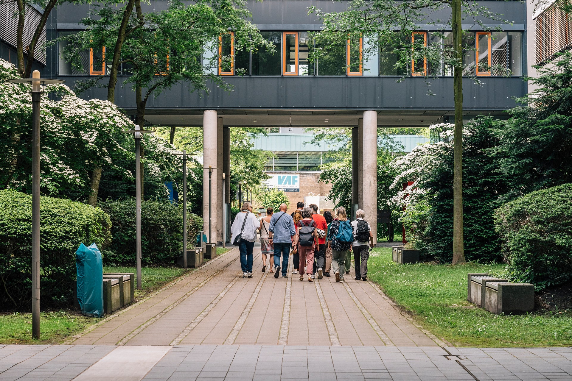Eine Gruppe von Personen geht einen Gehweg entlang