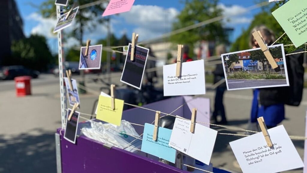 Foto von einem Stand, an dem Menschen Dinge tauschen können.