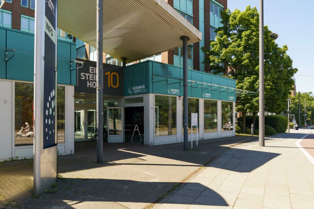 Aussenansicht vom Science City Infocenter, Hausnummer 10 mit Glasfassade und Beschilderung