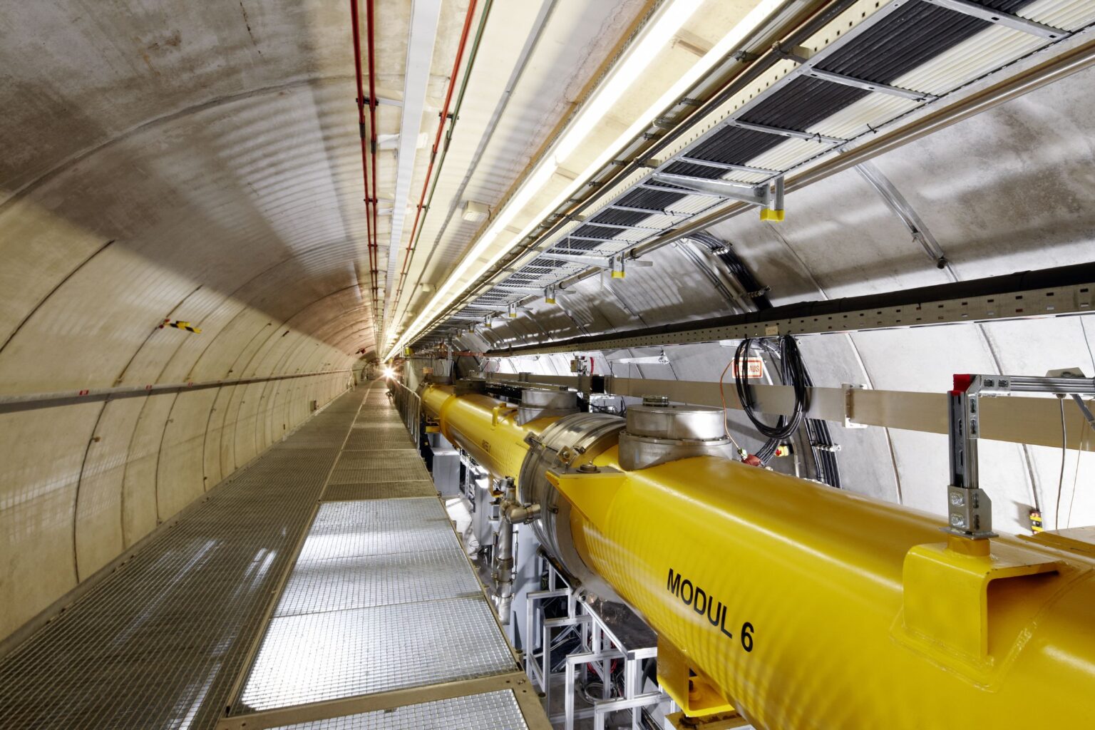 Foto vom Maschinen-Tunnel, in dem Teilchen beschleunigt werden